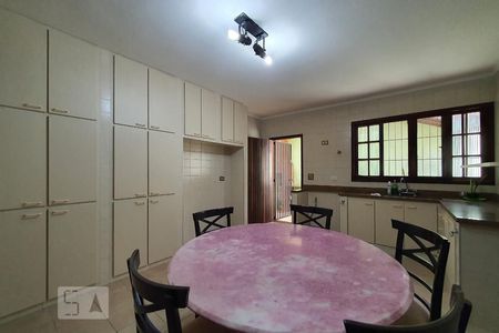 Casa à venda com 260m², 4 quartos e 5 vagas Casa à venda com 260m², 4 quartos e 5 vagasCozinha