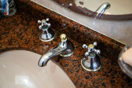 Casa à venda com 320m², 4 quartos e 6 vagas Casa à venda com 320m², 4 quartos e 6 vagasBanheiro da suíte 1