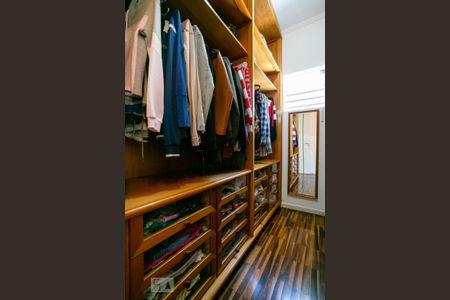 Casa à venda com 320m², 4 quartos e 6 vagas Casa à venda com 320m², 4 quartos e 6 vagasCloset da suíte 1