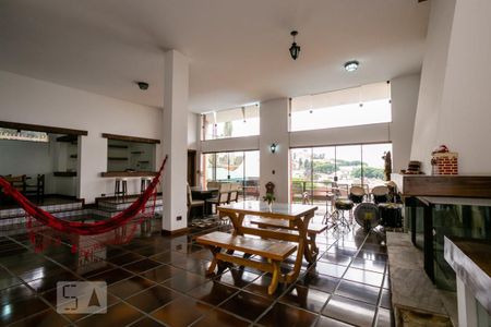 Casa à venda com 796m², 4 quartos e 6 vagas Casa à venda com 796m², 4 quartos e 6 vagasSala de lareira