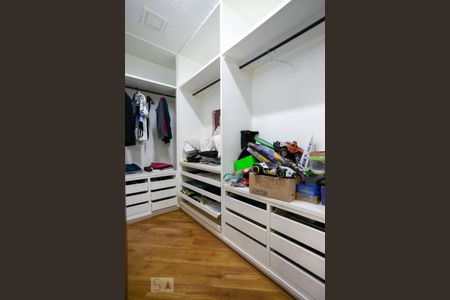 Casa à venda com 796m², 4 quartos e 6 vagas Casa à venda com 796m², 4 quartos e 6 vagasCloset da suíte 3