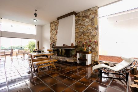 Casa à venda com 796m², 4 quartos e 6 vagas Casa à venda com 796m², 4 quartos e 6 vagasSala de lareira