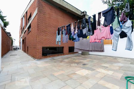 Casa à venda com 796m², 4 quartos e 6 vagas Casa à venda com 796m², 4 quartos e 6 vagasCorredor lateral