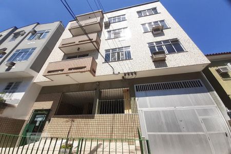 Apartamento à venda com 80m², 2 quartos e 1 vaga Apartamento à venda com 80m², 2 quartos e 1 vagaFachada