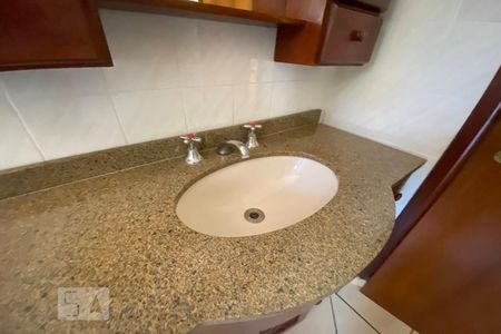 Casa à venda com 239m², 3 quartos e 2 vagasBanheiro 2