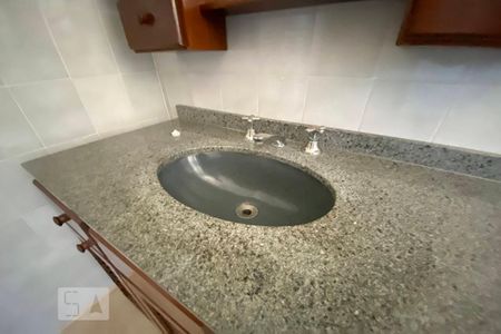 Casa à venda com 239m², 3 quartos e 2 vagasBanheiro da Suíte