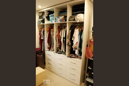 Casa à venda com 180m², 3 quartos e 3 vagasCloset