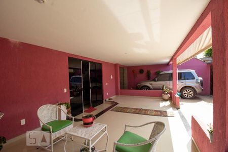 Casa de condomínio à venda com 370m², 4 quartos e 3 vagas Casa de condomínio à venda com 370m², 4 quartos e 3 vagasVaranda