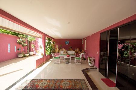 Casa de condomínio à venda com 370m², 4 quartos e 3 vagas Casa de condomínio à venda com 370m², 4 quartos e 3 vagasVaranda