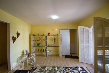 Casa de condomínio à venda com 370m², 4 quartos e 3 vagas Casa de condomínio à venda com 370m², 4 quartos e 3 vagasSala 2