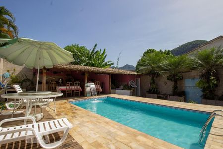 Casa de condomínio à venda com 370m², 4 quartos e 3 vagas Casa de condomínio à venda com 370m², 4 quartos e 3 vagasQuintal