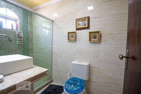 Casa de condomínio à venda com 370m², 4 quartos e 3 vagas Casa de condomínio à venda com 370m², 4 quartos e 3 vagasBanheiro da Suíte