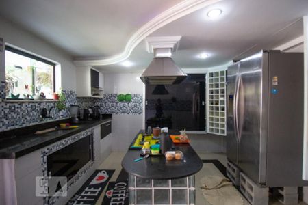 Casa de condomínio à venda com 370m², 4 quartos e 3 vagas Casa de condomínio à venda com 370m², 4 quartos e 3 vagasCozinha