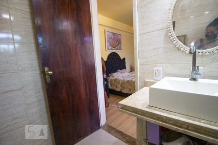 Casa de condomínio à venda com 370m², 4 quartos e 3 vagas Casa de condomínio à venda com 370m², 4 quartos e 3 vagasBanheiro da Suíte