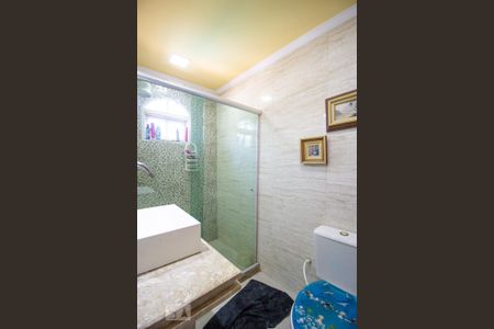 Casa de condomínio à venda com 370m², 4 quartos e 3 vagas Casa de condomínio à venda com 370m², 4 quartos e 3 vagasBanheiro da Suíte