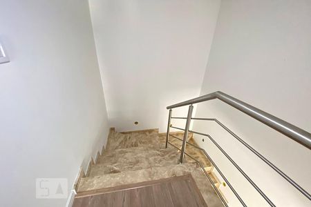 Casa de condomínio à venda com 108m², 3 quartos e 2 vagasEscada