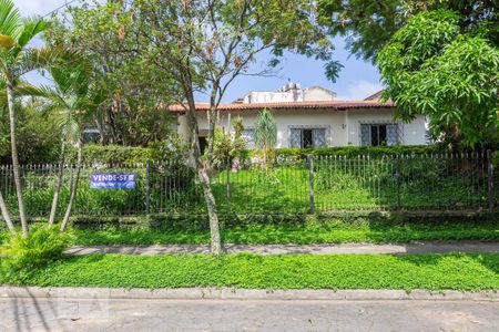 Casa à venda com 360m², 4 quartos e 6 vagas Casa à venda com 360m², 4 quartos e 6 vagasFachada