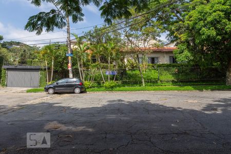 Casa à venda com 360m², 4 quartos e 6 vagas Casa à venda com 360m², 4 quartos e 6 vagasFachada