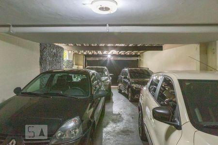 Casa à venda com 360m², 4 quartos e 6 vagas Casa à venda com 360m², 4 quartos e 6 vagasGaragem