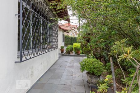 Casa à venda com 360m², 4 quartos e 6 vagas Casa à venda com 360m², 4 quartos e 6 vagasFachada