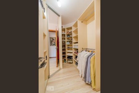 Casa de condomínio à venda com 300m², 3 quartos e 3 vagas Casa de condomínio à venda com 300m², 3 quartos e 3 vagasCloset