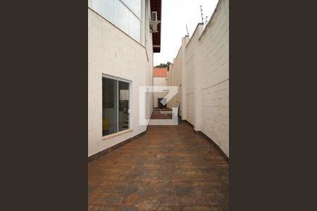 Casa à venda com 240m², 3 quartos e 4 vagasCorredor externo