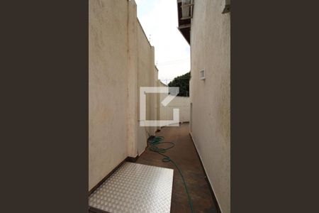 Casa à venda com 240m², 3 quartos e 4 vagasCorredor externo