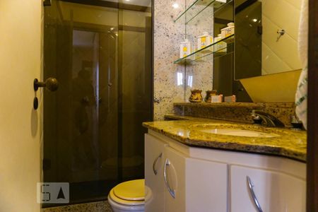 Casa de condomínio à venda com 263m², 4 quartos e 3 vagas Casa de condomínio à venda com 263m², 4 quartos e 3 vagasBanheiro da Suíte 1