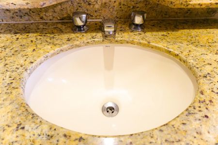 Casa de condomínio à venda com 263m², 4 quartos e 3 vagas Casa de condomínio à venda com 263m², 4 quartos e 3 vagasDetalhe do Banheiro da Suíte 1