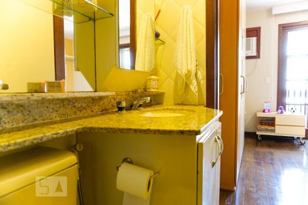 Casa de condomínio à venda com 263m², 4 quartos e 3 vagas Casa de condomínio à venda com 263m², 4 quartos e 3 vagasBanheiro da Suíte 1