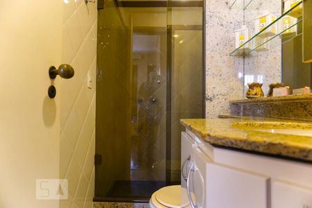 Casa de condomínio à venda com 263m², 4 quartos e 3 vagas Casa de condomínio à venda com 263m², 4 quartos e 3 vagasBanheiro da Suíte 1