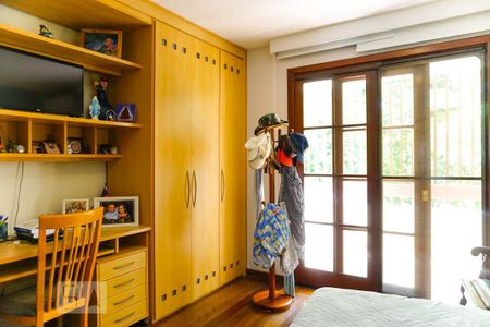 Casa de condomínio à venda com 263m², 4 quartos e 3 vagas Casa de condomínio à venda com 263m², 4 quartos e 3 vagasSuíte 2