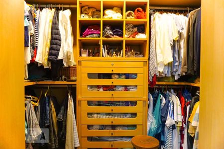 Casa de condomínio à venda com 263m², 4 quartos e 3 vagas Casa de condomínio à venda com 263m², 4 quartos e 3 vagasCloset da Suíte 2