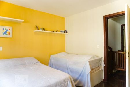 Casa de condomínio à venda com 263m², 4 quartos e 3 vagas Casa de condomínio à venda com 263m², 4 quartos e 3 vagasSuíte 1