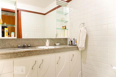 Casa de condomínio à venda com 263m², 4 quartos e 3 vagas Casa de condomínio à venda com 263m², 4 quartos e 3 vagasBanheiro da Suíte 2