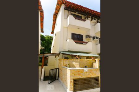 Casa de condomínio à venda com 263m², 4 quartos e 3 vagasFachada