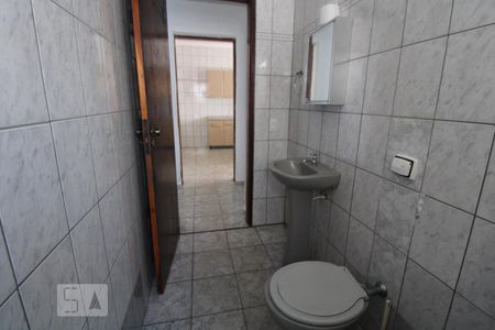 Casa à venda com 225m², 5 quartos e 3 vagasBanheiro Social (piso inferior)