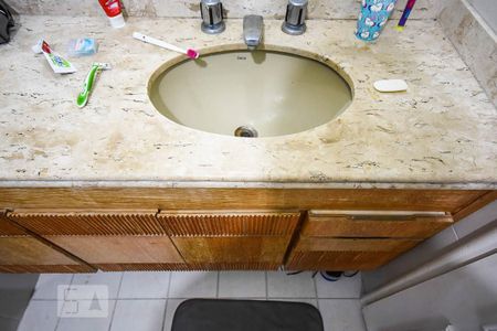 Apartamento à venda com 370m², 5 quartos e 4 vagas Apartamento à venda com 370m², 5 quartos e 4 vagasPia do banheiro da suíte 2