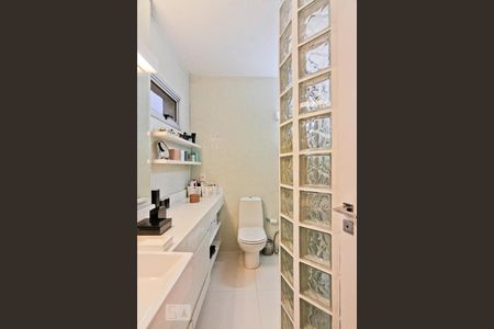 Apartamento à venda com 120m², 2 quartos e 2 vagas Apartamento à venda com 120m², 2 quartos e 2 vagasBanheiro da suíte 2