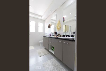 Casa à venda com 500m², 3 quartos e 3 vagas Casa à venda com 500m², 3 quartos e 3 vagasBanheiro Suíte 1