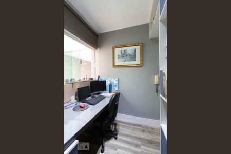 Casa à venda com 500m², 3 quartos e 3 vagas Casa à venda com 500m², 3 quartos e 3 vagasEscritório