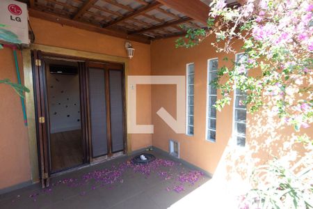 Casa à venda com 293m², 5 quartos e 1 vaga Casa à venda com 293m², 5 quartos e 1 vagaVaranda
