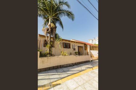 Casa à venda com 319m², 4 quartos e 4 vagas Casa à venda com 319m², 4 quartos e 4 vagasFachada