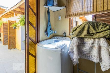 Casa à venda com 319m², 4 quartos e 4 vagas Casa à venda com 319m², 4 quartos e 4 vagasarea de serviço