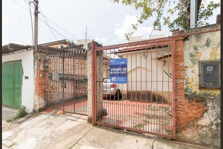 Casa à venda com 226m², 12 quartos e 4 vagasPortão de entrada do imóvel e placa Quinto Andar