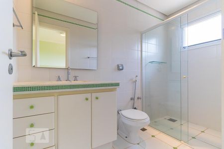 Casa de condomínio à venda com 498m², 6 quartos e 4 vagasBanheiro da suíte 2