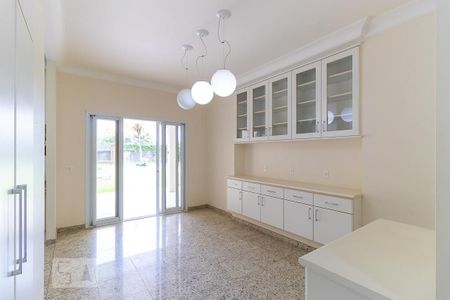 Casa de condomínio à venda com 498m², 6 quartos e 4 vagasSala de jantar