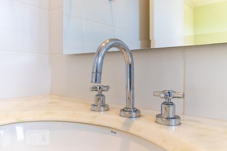 Casa de condomínio à venda com 498m², 6 quartos e 4 vagasBanheiro da suíte 2