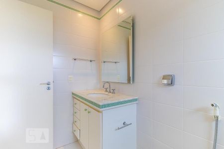 Casa de condomínio à venda com 498m², 6 quartos e 4 vagasBanheiro da suíte 2