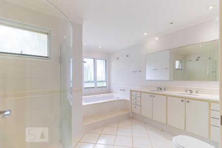 Casa de condomínio à venda com 498m², 6 quartos e 4 vagasBanheiro da suíte 1